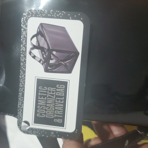 Cosmetic bag - Picture 1 of 3